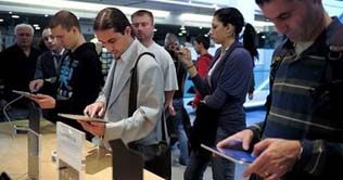 Long lines in Europe, Asia to buy Apple's iPad